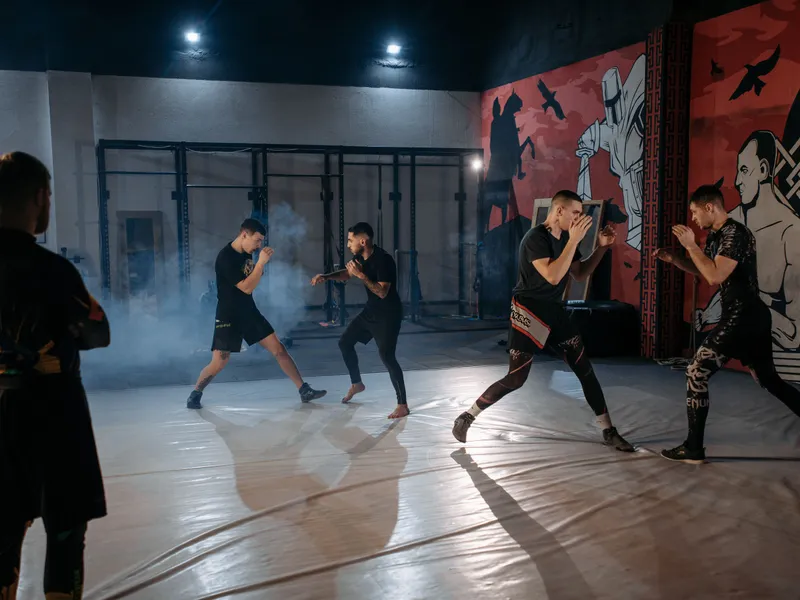 Beginner tijdens de eerste kickbokstraining bij Donker Sport
