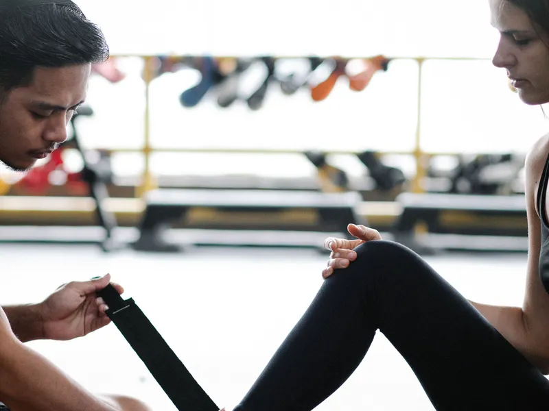 Beginner tijdens de eerste kickbokstraining bij Donker Sport